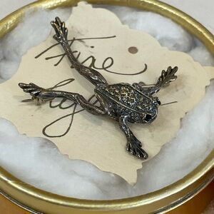 Vintage Frog Brooch Pin – Silver Tone Textured Crawling Frog Jewelry